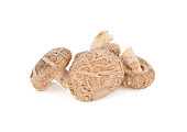 ganz-frischer-shitake-pilz-auf-wei%C3%9Fem-hintergrund.jpg?b=1&s=170x170&k=20&c=3saK88Wsc7j0dPGlkDJrumDjrAE2ZIknBtP3y_EmajE=