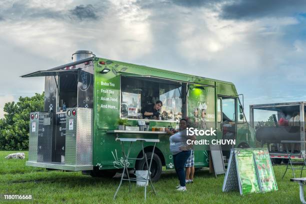 Foto de Caminhões De Alimento e mais fotos de stock de A caminho - A caminho, Alimentação Não-saudável, Almoço