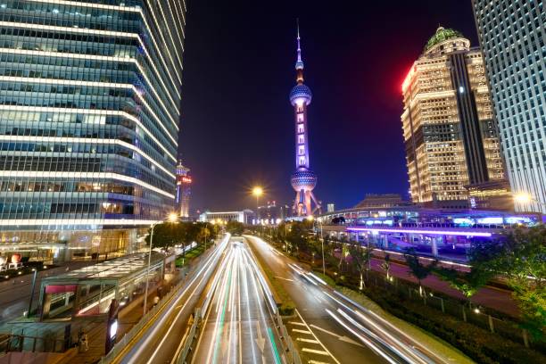 scena notturna della zona di lujiazui nel distretto di shanghai pudong - travel urban scene blurred motion shanghai foto e immagini stock