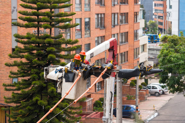 tecnici elettrici che riparano un palo con cavo ad alta tensione. bogotà colombia. - maintenance engineer fuel and power generation cherry picker electricity foto e immagini stock