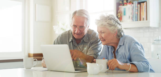 nun, das ist etwas, was wir beziehen können, um - senior adult couple computer retirement stock-fotos und bilder