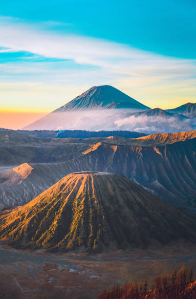 amanecer en la montaña del volcán bromo en indonesia - bromo crater fotografías e imágenes de stock