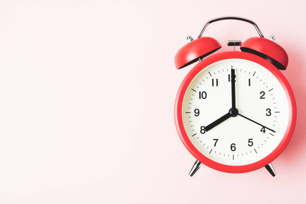 alarma vintage roja reloj mostrar 8 o'clock con espacio de copia en fondo rosa - 8 oclock fotografías e imágenes de stock