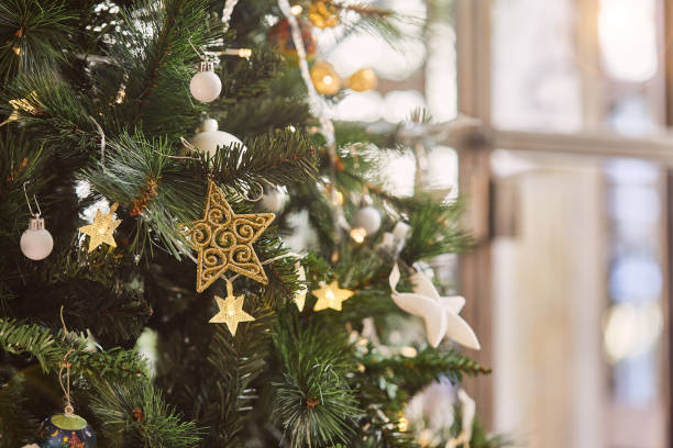 コピースペース付きのクリスマスツリーの詳細。 - christmas tree decoration ストックフォトと画像