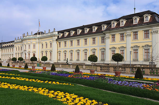 palácio ludwigsburg com flores da primavera - ludwigsburg - fotografias e filmes do acervo