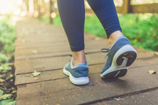 vrouw runner voeten wandelen in de natuur. close-up op schoenen. gezonde lifestyle fitness concept. - lopen stockfoto's en -beelden