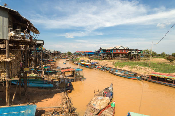 씨엠립, 캄보디아 - 2017년 1월 31일: 강을 타고 떠다니는 마을로 가는 관광 보트 - siem reap province 뉴스 사진 �이미지