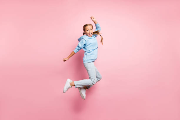 Full length body size side profile photo of cheerful positive cute ecstatic overjoyed girl screaming hooray knowing about sales isolated over pastel color background in jeans denim foto de perfil lateral de tamaño del cuerpo de longitud completa foto de perfil lateral alegre positivo lindo extático sobrelarsamado chica gritando hooray sabiendo acerca de las ventas aisladas sobre el fondo de color pastel en jeans denim