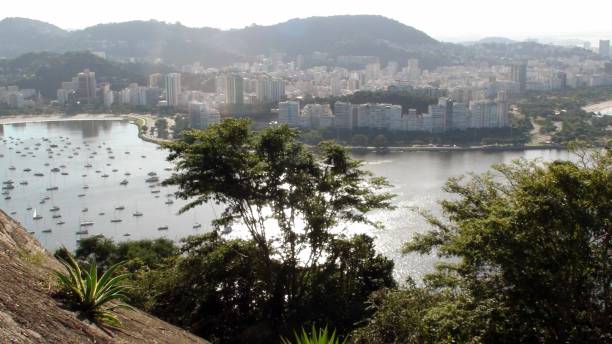 brésil rio de janeiro skyline et scène de montagne en amérique du sud - rio de janeiro guanabara bay urban scene cityscape photos et images de collection