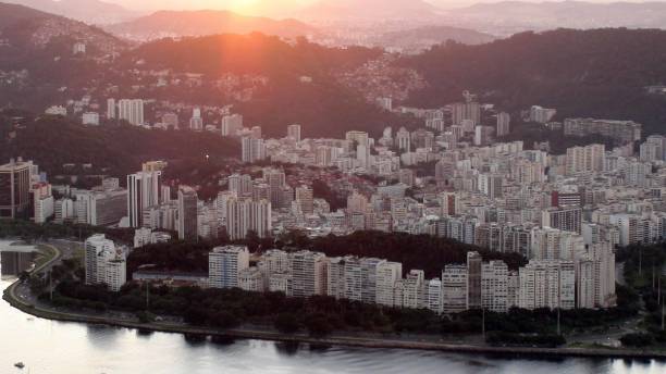 brésil rio de janeiro city skyline, montagne, scène d'océan en amérique du sud - rio de janeiro guanabara bay urban scene cityscape photos et images de collection