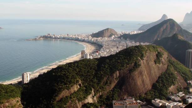 brésil copacabana beach, rio de janeiro skyline, scène de montagne en amérique du sud - rio de janeiro guanabara bay urban scene cityscape photos et images de collection