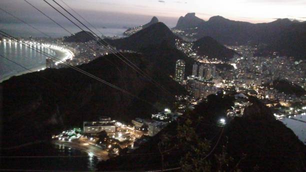 brasil río de janeiro ciudad skyline, montaña, escena oceánica en la noche en américa del sur - rio de janeiro night sugarloaf mountain corcovado fotografías e imágenes de stock