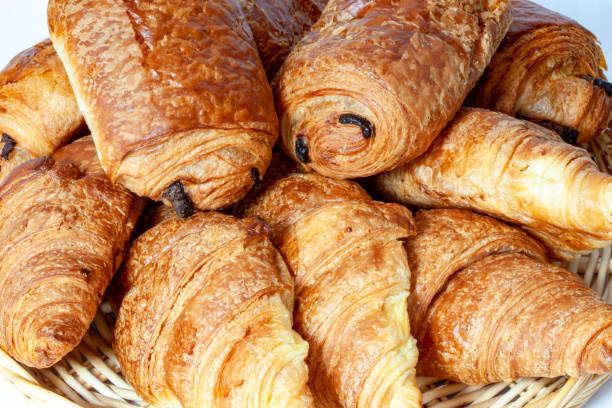 바구니에 초콜릿 크루아상과 빵 - basket bread breakfast close up 뉴스 사진 이미지
