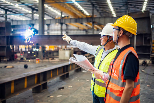 inspectores de calidad que trabajan en una fábrica de acero - inspector safety construction reflective clothing fotografías e imágenes de stock