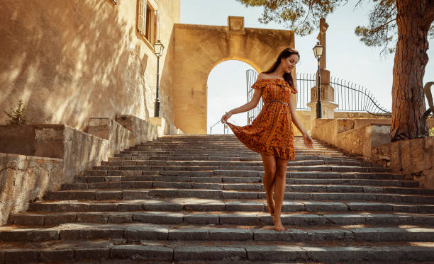 mulher triguenha em férias em maiorca - floral dress - fotografias e filmes do acervo