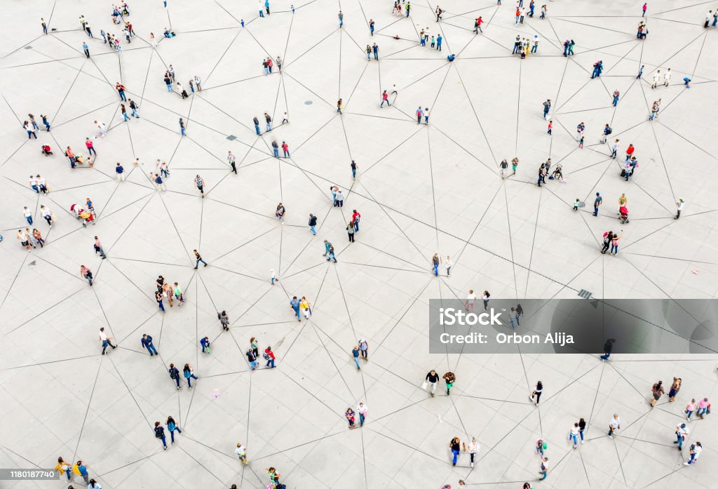 Vista aérea de la multitud conectada por líneas - Foto de stock de Conexión libre de derechos