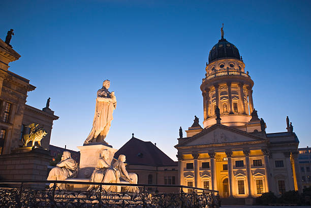 площадь жандарменмаркт, берлин - berlin germany gendarmenmarkt schauspielhaus germany стоковые фото и изображения