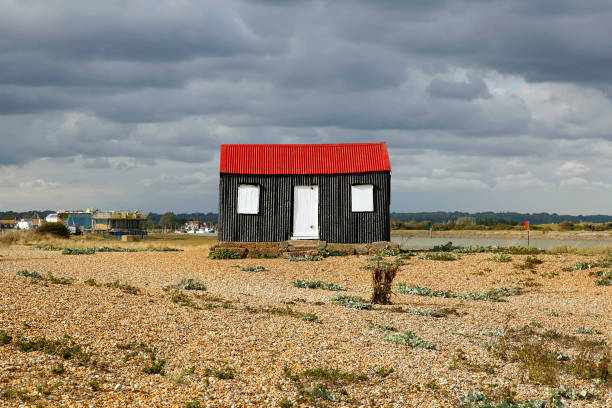 red roofed hut w: rye harbour nature reserve - dungeness zdjęcia i obrazy z banku zdjęć