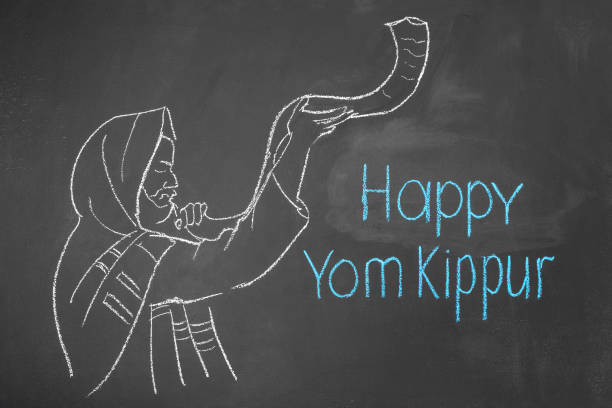 inscripción feliz yom kipur y símbolo rosh hashanah sobre fondo de pizarra. - yom kippur fotos fotografías e imágenes de stock