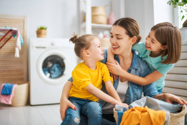 familie, die wäsche macht - hausfrau stock-fotos und bilder