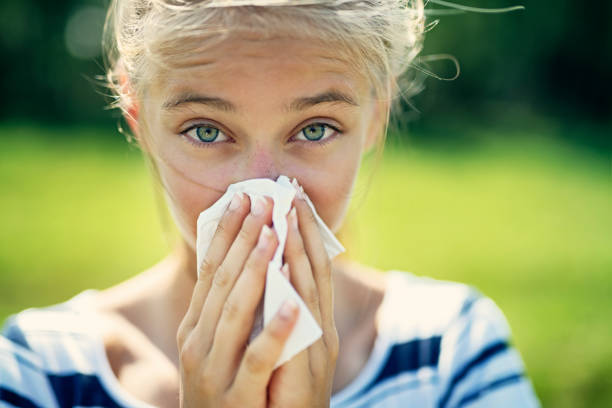 adolescente avec le nez soufflant d'allergie - allergie photos et images de collection