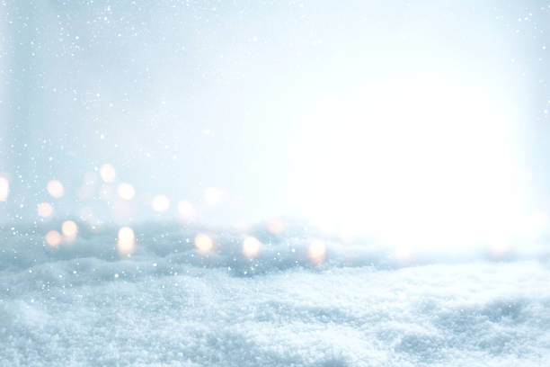 zimowa sceneria ze śniegiem i bokeh - glitter defocused illuminated textured effect zdjęcia i obrazy z banku zdjęć