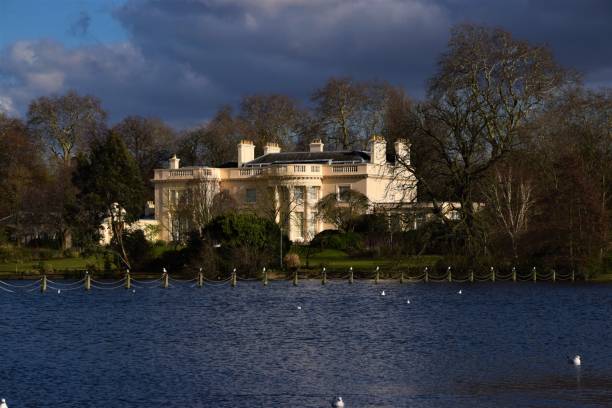 das holme mansion im regents park london - flussinsel landform stock-fotos und bilder