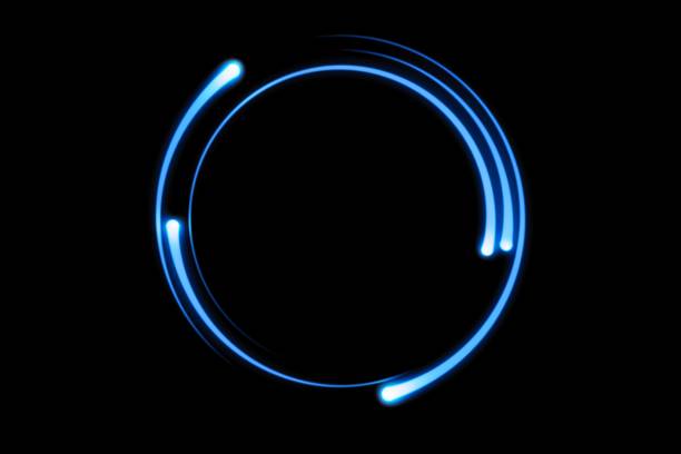 vôo azul da luz do cometa do incêndio no círculo. luzes de brilho no movimento com as partículas no céu preto. anel do incêndio, fundo abstrato - loop effect - fotografias e filmes do acervo