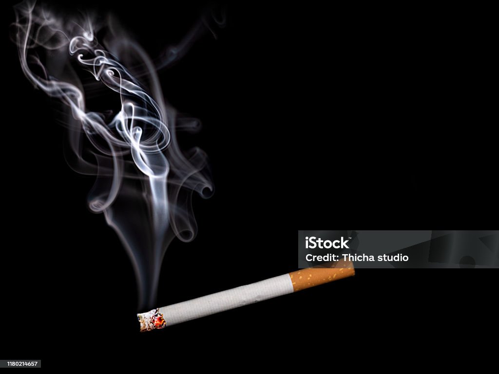 Cận Cảnh Một Điếu Thuốc Có Khói Hiển Thị Ở Nền Đen Hình ảnh Sẵn có ...