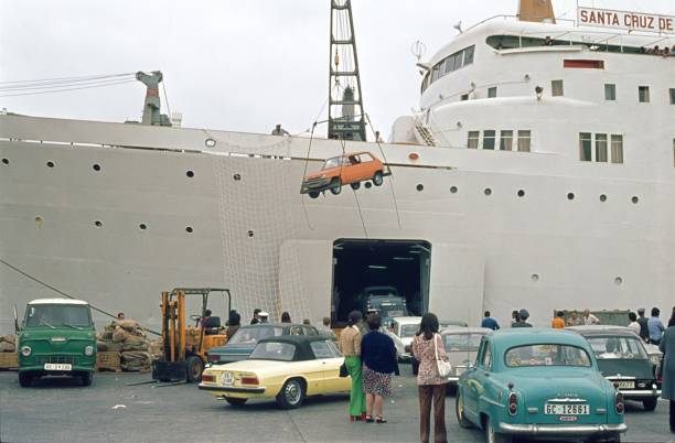 traghetto su gran canaria carica auto nello scafo - passenger ship ferry crane harbor foto e immagini stock