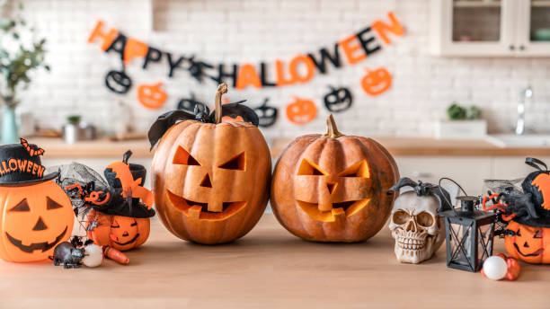 즐거운 할로윈 보내세요! 집에서 가족 휴가를 위한 호박 잭 랜턴 - halloween pumpkin carving jack olantern 뉴스 사진 이미지