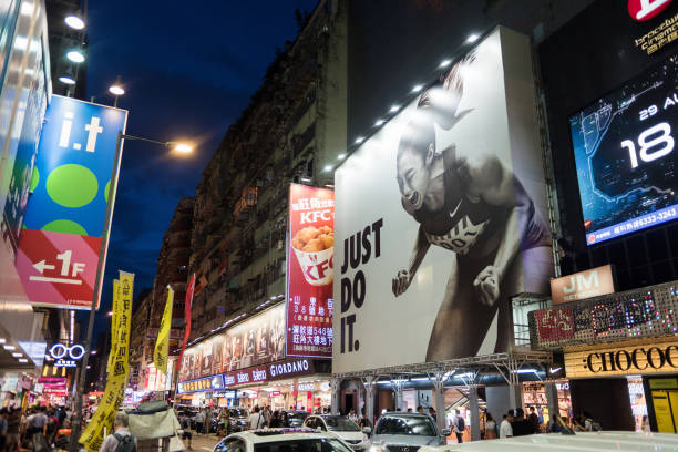 mongkok, vue de rue de hong kong - hong shopping night skyline photos et images de collection