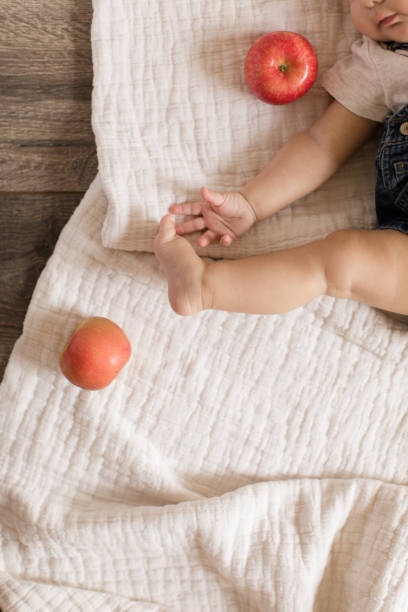 nogi i jabłka dla niemowląt - apple eating little girls green zdjęcia i obrazy z banku zdjęć