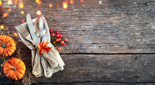 establecimiento de lugardeacción de acción de gracias - mesa rústica con cubiertos y calabazas - harvest supper fotografías e imágenes de stock