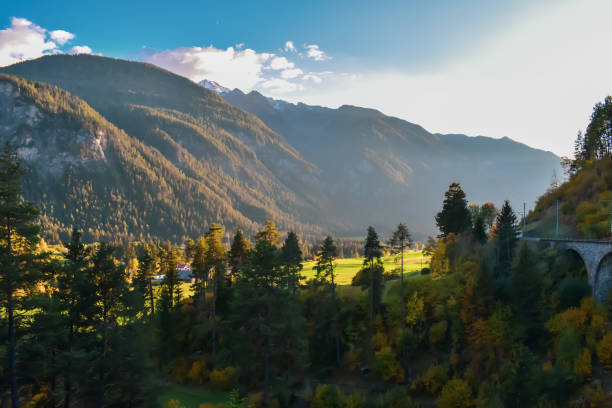 paysage suisse coloré d'automne dans filisur. - graubunden canton mountain travel valley photos et images de collection