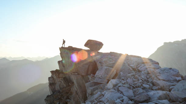 l'alpiniste traverse la crête de sommet au lever du soleil - 6729 photos et images de collection