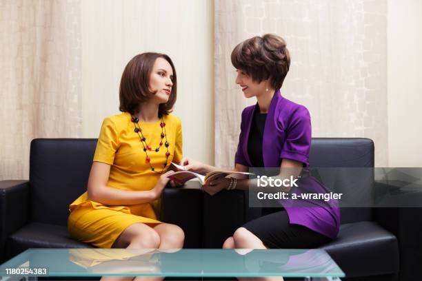 Zwei Junge Modebusinessfrauen Sitzen Auf Der Couch Im Showroom Stockfoto und mehr Bilder von Büro
