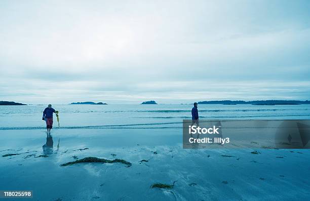 Familia En Long Beach Del Parque Nacional De La Costa Del Pacífico Foto de stock y más banco de imágenes de Destinos turísticos