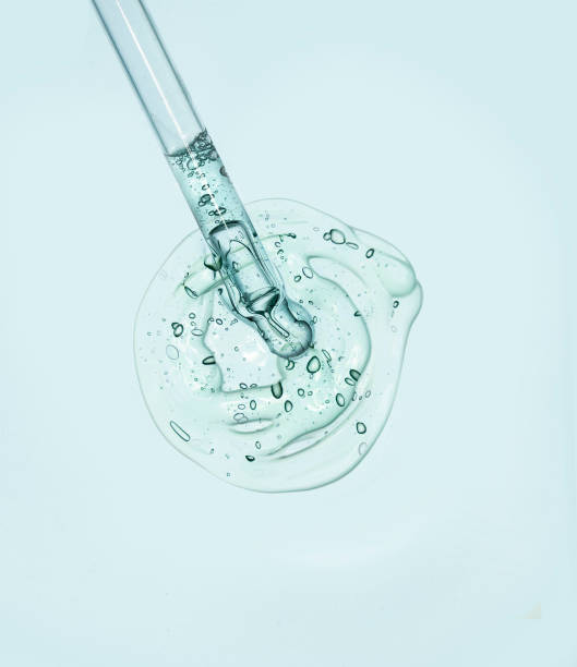 o gel líquido do soro em uma tela de tabela do microscópio isolou o fundo - cream filling - fotografias e filmes do acervo