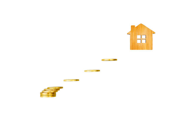 집을 구입하는 목표를 달성하기 위해 단계의 형태로 빛나는 동전. 흰색 배경에서 격리합니다. - stability finance housing development coin 뉴스 사진 이미지