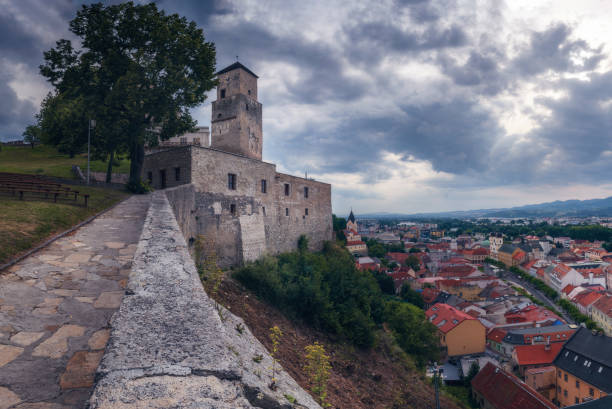 zamek w trenčínie - slovakia ancient past architecture zdjęcia i obrazy z banku zdjęć