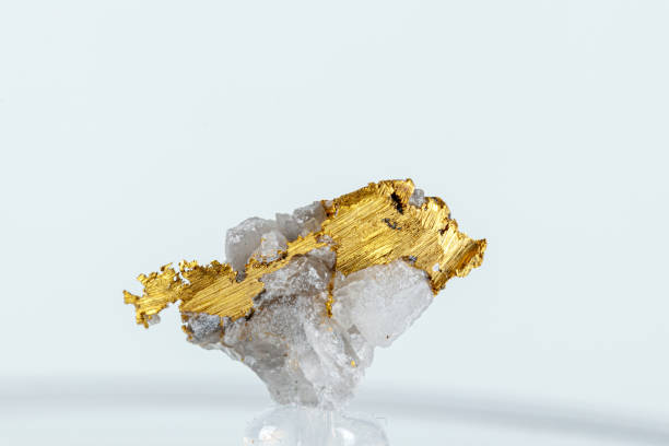 makro mineralstein metall gold in quarz auf weißem hintergrund - gold edelmetall stock-fotos und bilder