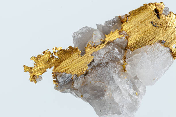 흰색 배경에 석영 매크로 미네랄 스톤 금속 금 - iridescent jewelry metal ore gem 뉴스 사진 이미지