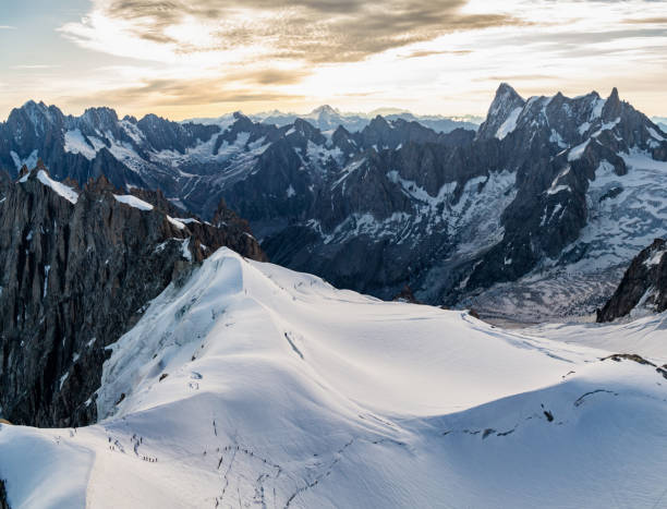 aiguille du midi, fransız alpleri içinde mont blanc masif bir dağ görünümü. tırmanış ve turistik yer - aiguille de midi dağı stok fotoğraflar ve resimler