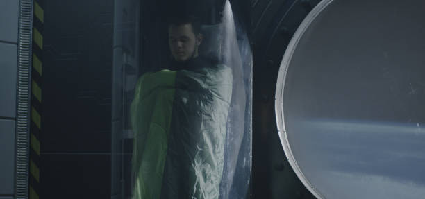 ガラスのポッドで眠る宇宙飛行士 - satellite space technology futuristic ストックフォトと画像