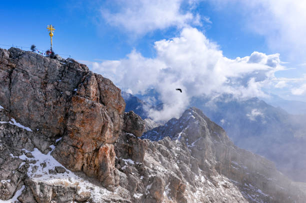 zugspitze summit in garmisch-partenkirchen, germany - zugspitze mountain snow cross shape cross stock-fotos und bilder