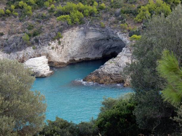 vieste - grotta della campana dalla torre san felice - grotte gargano foto e immagini stock
