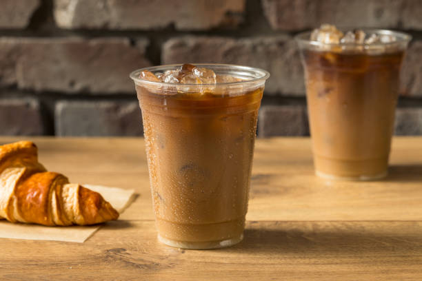słodka mrożona kawa z mlekiem migdałowym - iced coffee zdjęcia i obrazy z banku zdjęć