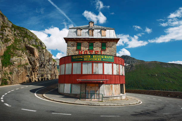 hotel de montaña cerrado situado cerca del glaciar rhone en furka pass, suiza - many glacier hotel fotografías e imágenes de stock