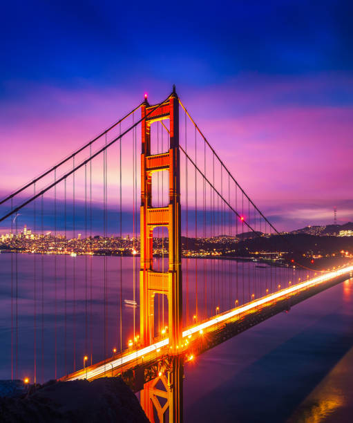 夜のゴールデンゲートブリッジ - san francisco county golden gate bridge skyline night ストックフォトと画像